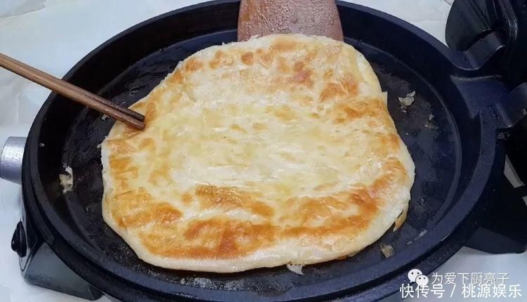 烙饼这么做太香了,开水一烫,张张柔软又劲道,学会天天不起早