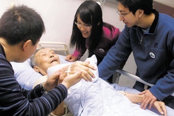 医院|癌症晚期的患者,还需要留在医院继续治疗吗来听听医生的意见