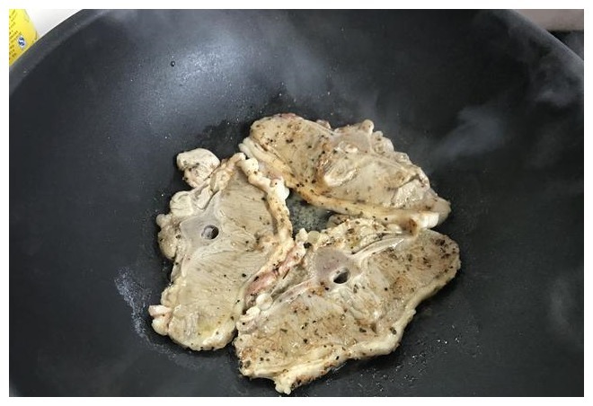 肉香四溢的黑椒羊排,一口平底锅就能做,又香又嫩,真过瘾