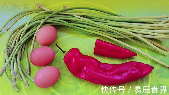 蒜苔不光能炒肉,还可以和鸡蛋一起炒,清脆爽口好吃又营养