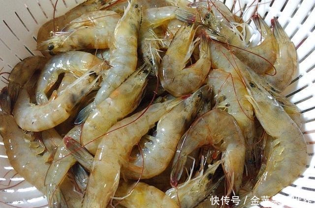 才知道,白灼虾要煮几分钟,大厨牢记这3点,虾肉鲜嫩无腥味