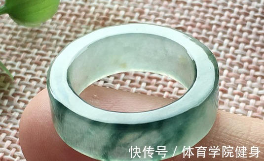 翡翠戒指 爱美的女生想购买首饰的话,就购买翡翠戒指,绝对不会后悔!