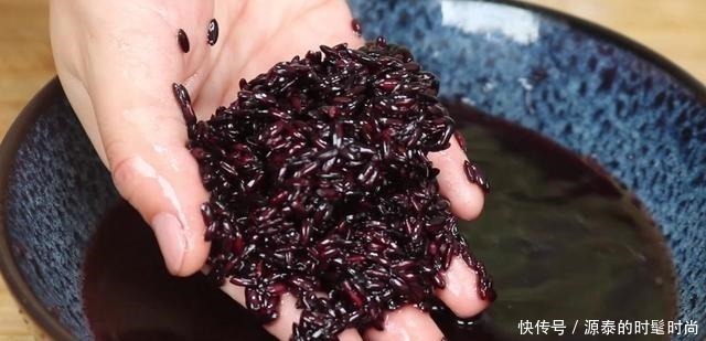黑米别再煮粥了,一蒸一压,香甜软糯,外面买不到,太好吃了