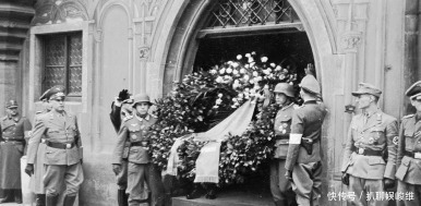 希特勒|隆美尔元帅葬礼：被希特勒逼迫服毒自杀，享受国葬，墓地寒酸简陋