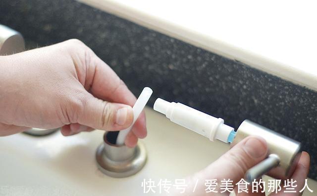 洗了20年碗才发现，水槽边的小孔，用途真厉害，聪明人都在这样用