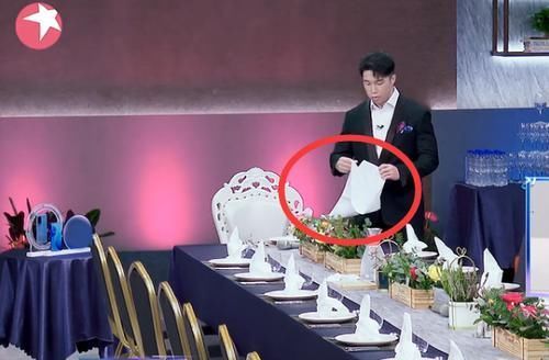 乘风破浪的姐姐|金星怒斥烧饼“没规矩”,饭前乱拆餐巾纸,不料反被“打肿”脸