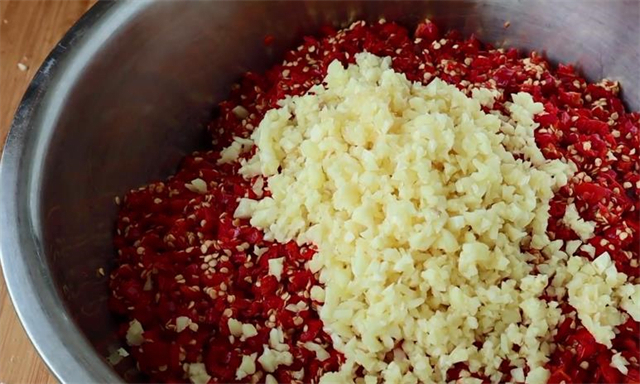 做剁椒酱的季节到了，20年秘制配方告诉你，又香又辣，拌啥都好吃