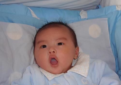 宝宝|医生:经常抱孩子和经常躺孩子,长大后区别很明显,哪个更健康