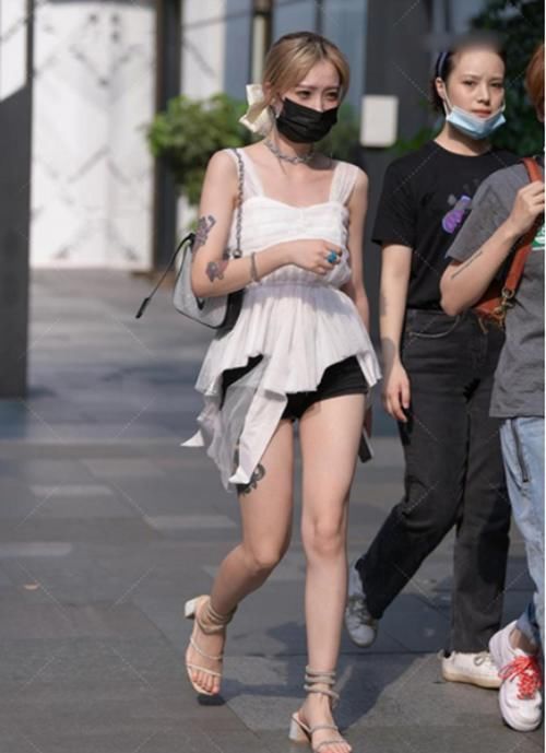 时尚单品的主流，黑色的连衣裙非常显瘦，你心动了吗