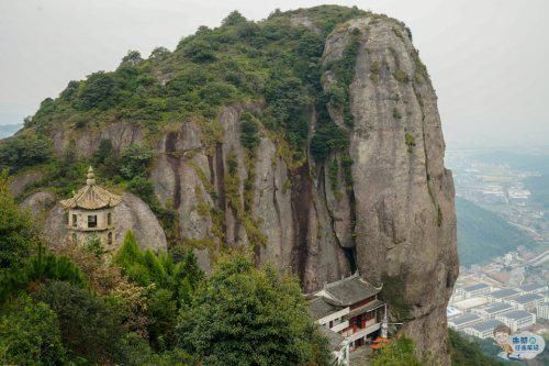 浙江最“方”的山，系雁荡山八大景区之一，四面成方形、形如方盒