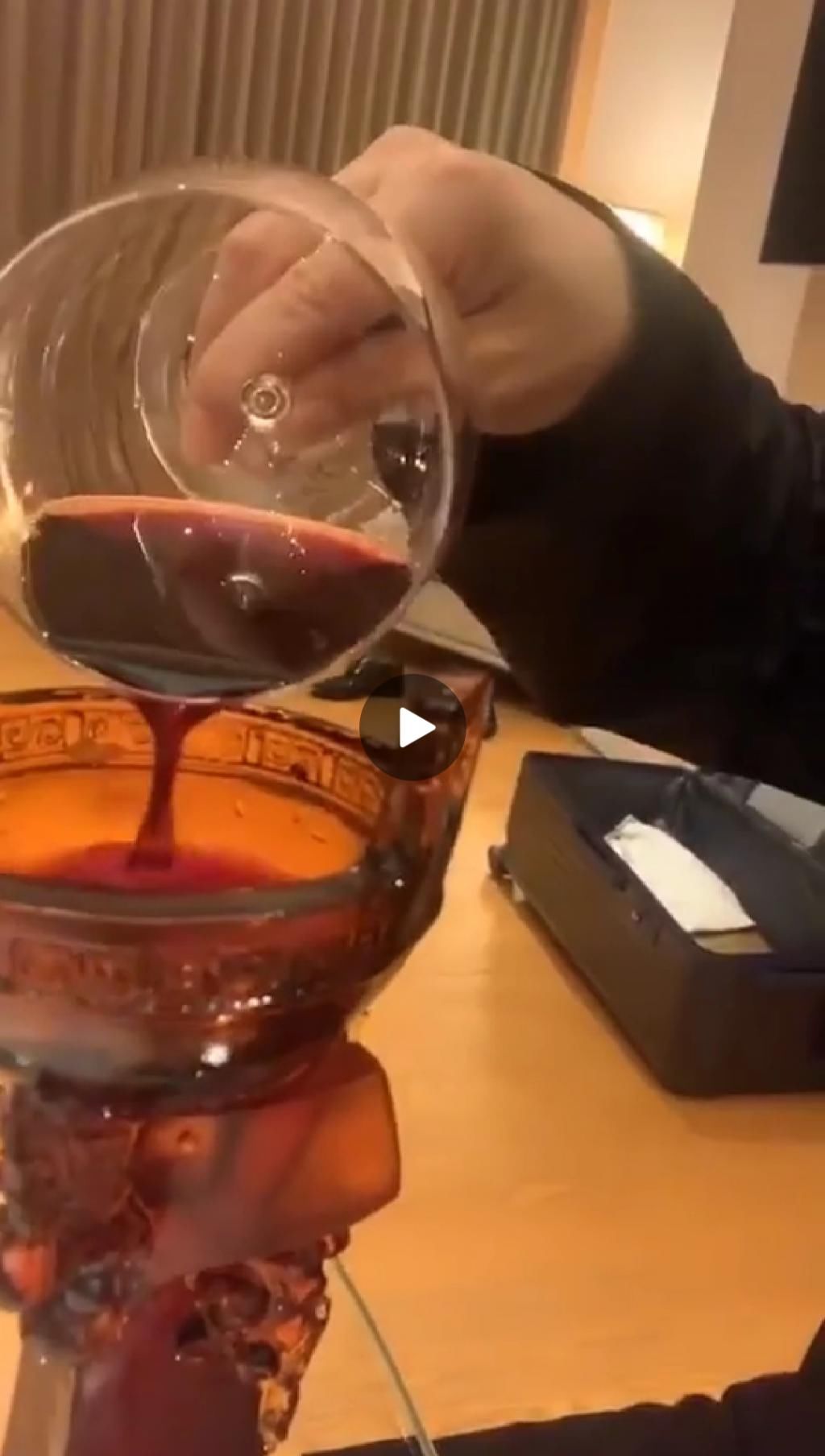 王景春用华鼎奖杯喝酒？网友：钟南山院士家里奖杯当果盘！