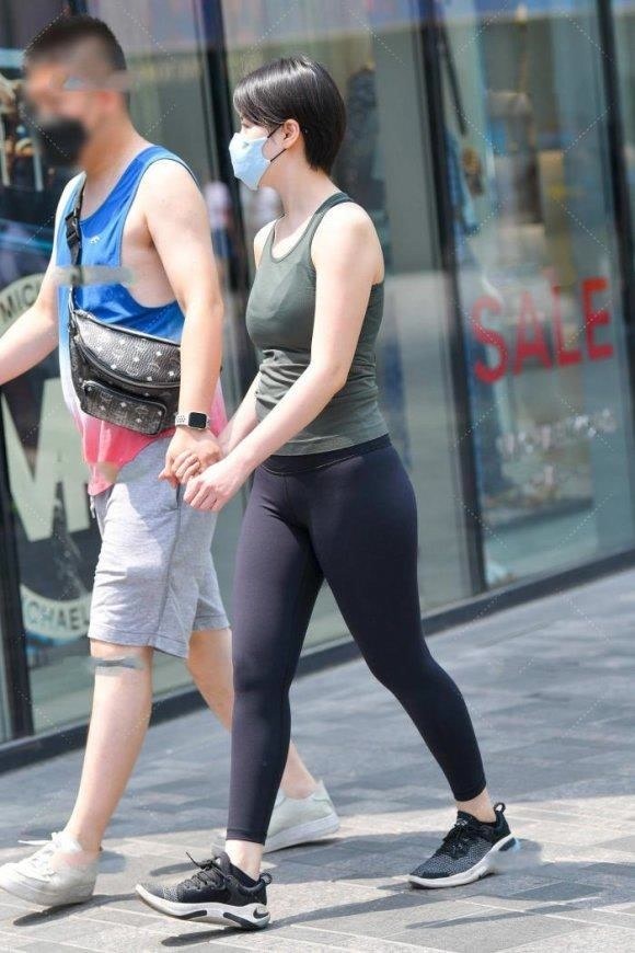 美的 年轻女生就是会穿,露脐衫配牛仔裤,轻松穿出小蛮腰,靓丽又清爽