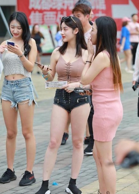 运动鞋|大热天,随便扯一块“布”补成上衣,展示迷人的锁骨