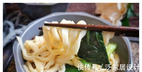 面条|爱吃面条别出去买了，教你3步做“手擀面”，面条爽滑筋道又好吃