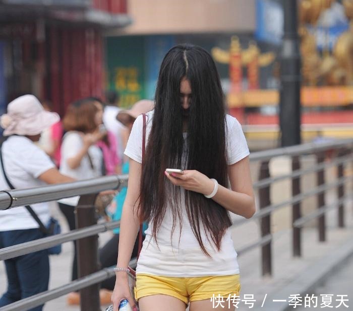 街头偶遇“多肉”小姐姐,简约的穿搭,优雅而不失美感!