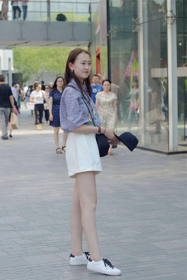 背心|气质出众的小美女，牛仔半裙搭配蓝色背心，非常的帅气