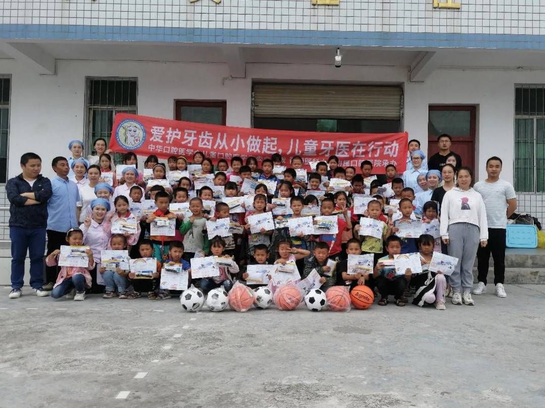 西南医科大学|全国爱牙日 泸州口腔专家进学校义诊