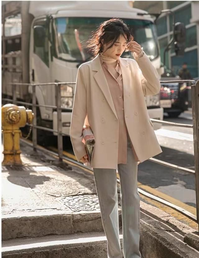 摩卡色 秋冬小西装的时髦穿搭分享:这些流行款穿上身,知性优雅又显气质