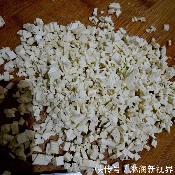 小粒粒|自从豆腐这样做,家里老人孩子都爱吃,隔三差五做一次,营养鲜嫩