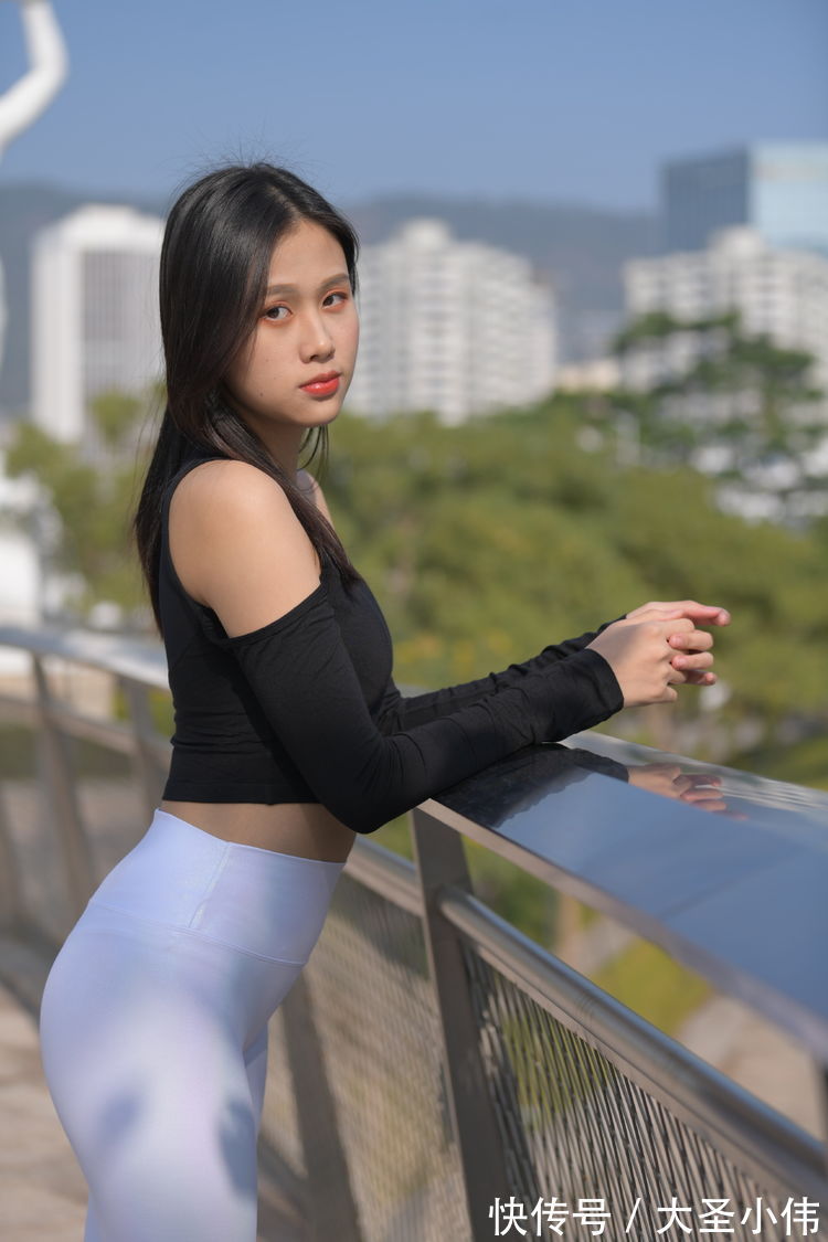 美女|美女街拍:针织衫搭配牛仔裤,走在街上显得个性十足,简单时尚又好看