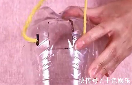 塑料瓶简单割几刀,放在卫生间里,完美解决了经常遇到的大难题