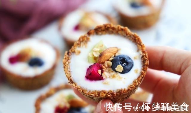 喝不完的牛奶别浪费，搭配燕麦做出一款特色甜点，营养更高档！