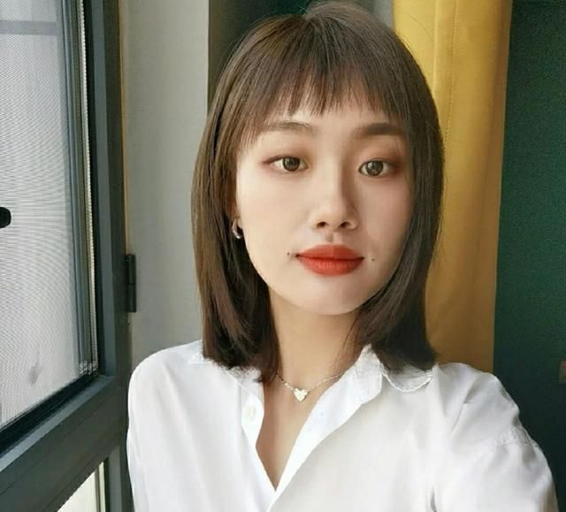 脸型|30岁女人适合“剪刘海”还是“中分”,主要看这4个地方,别选错