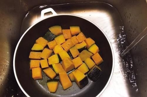 南瓜别再做南瓜饼了，这样做非常的好吃，一次2盘不够吃