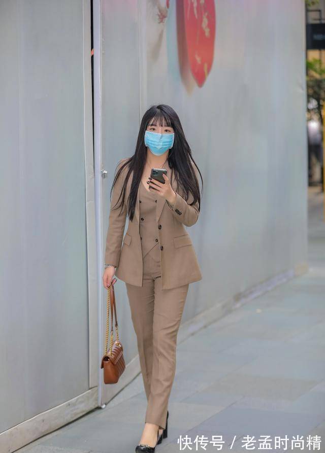 魅力 高跟鞋的魅力在于,搭配起来可优雅可甜心,一双长腿尽显身材比例