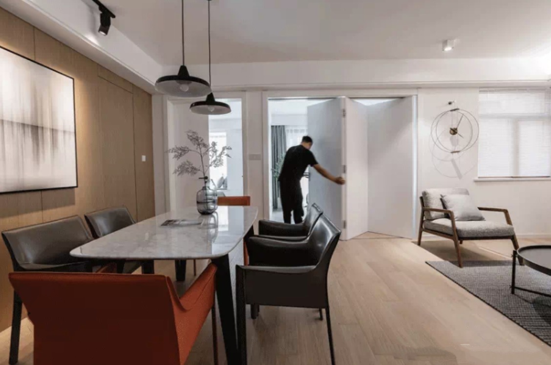 折叠门|装修时房门别装单开门了，他家这么设计，让全屋瞬间放大一倍