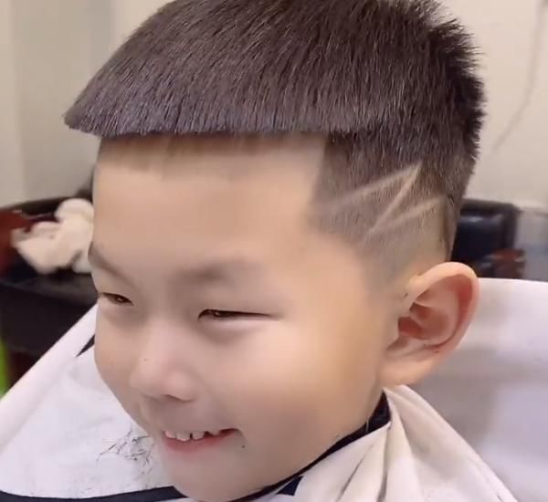 小学生剪了款社会人发型后，整个人瞬间变成熟，女生：小帅哥真帅