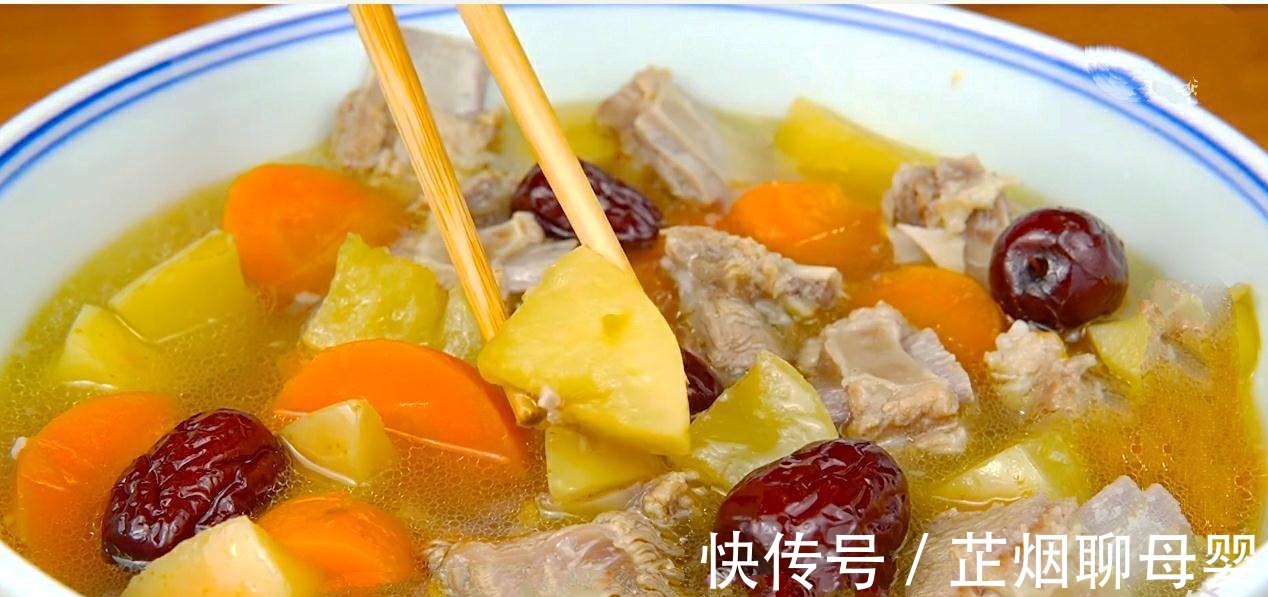 排骨里放2个苹果，原来有这么多好处，老人小孩都适合，太解馋了