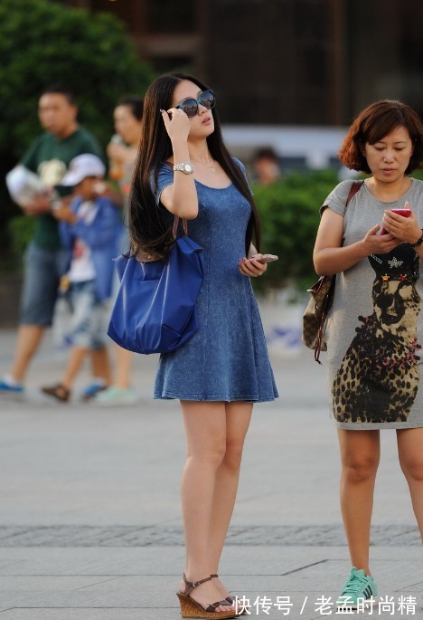 街拍 街拍:当美女穿上牛仔连衣裙后,你会发现原来可以这么美
