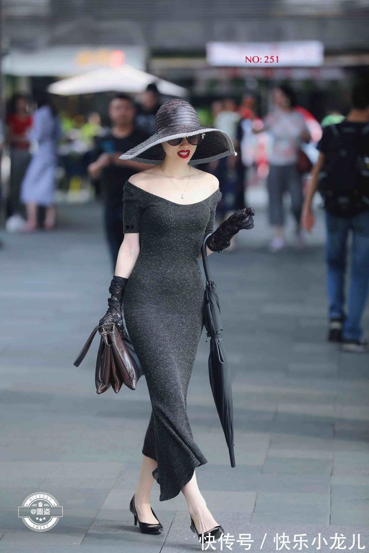 连衣裙 清新活泼的连衣裙装扮不乏气质感,散发高雅气质,精致美丽