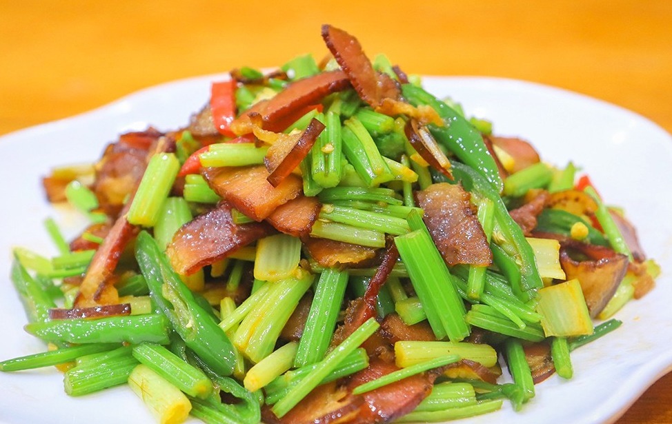 饭店的腊肉炒芹菜，为啥清脆不柴有嚼劲，厨师长告诉你关键在哪