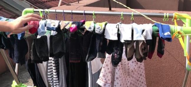 塑料瓶上剪几下,用来晾晒袜子太实用,家家户户都用得到