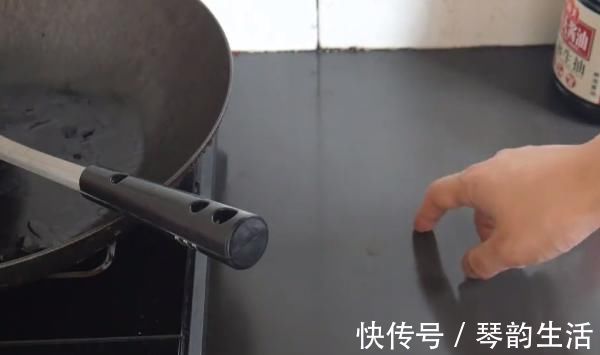 蚊香|蚊香灰别倒掉了,加点花露水,解决了家家户户的烦恼,太实用了