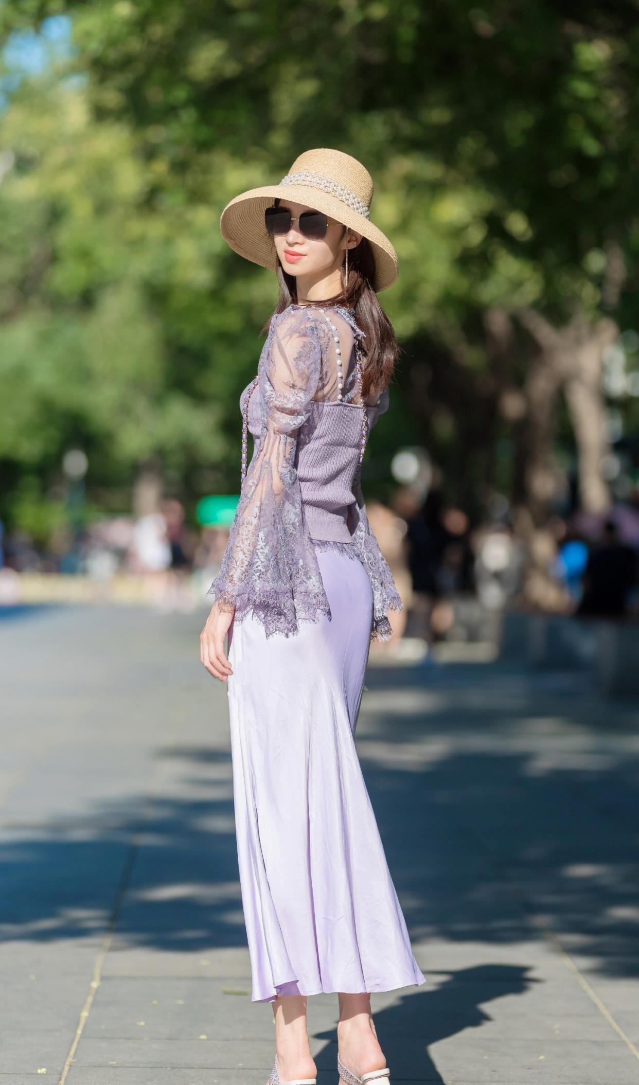 紫色两件套裙子搭配粗跟凉拖鞋,戴草帽凸显创意搭配,显高贵典雅