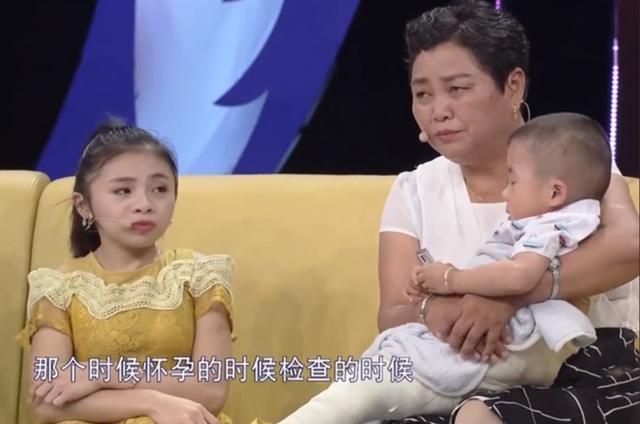 生子|90厘米袖珍女孩,不顾家人反对坚持生子,如今孩子成“瓷娃娃”