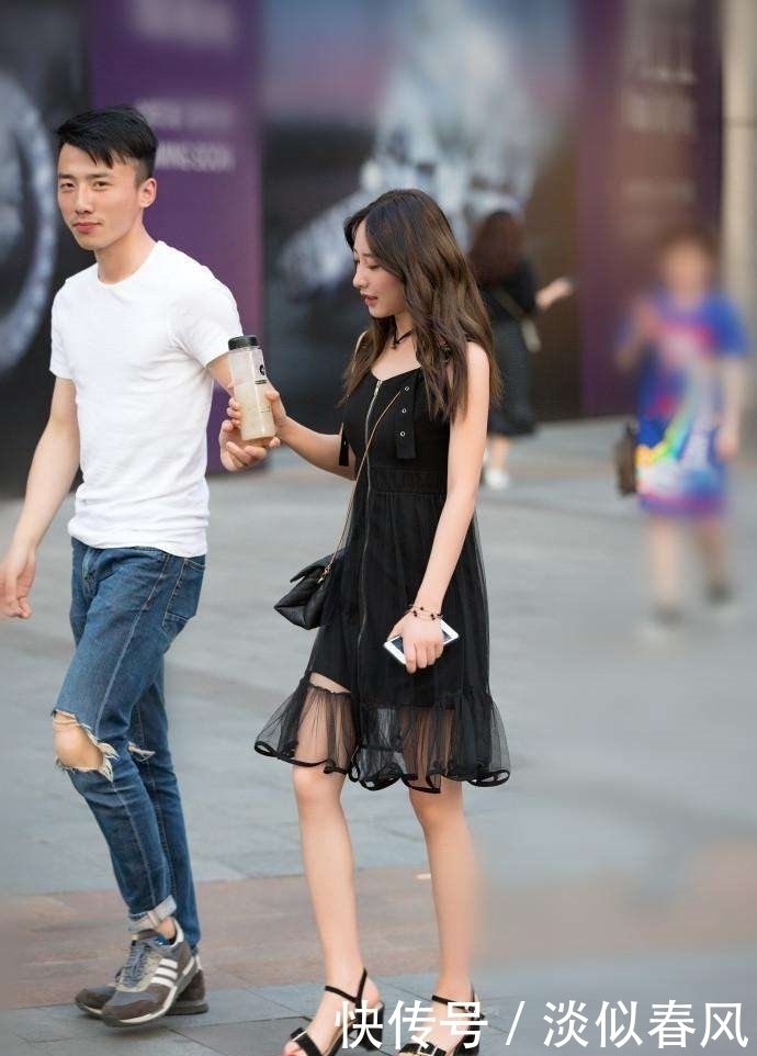 穿搭|街拍:图六苗条小姐姐白色上衣配蓝色裤子慵懒风十足,显白又高挑