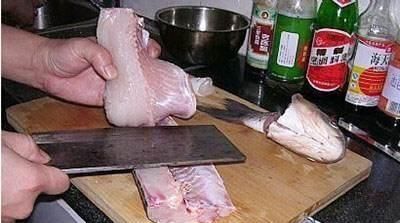 大厨做水煮鱼的秘方,鱼片下锅前,加入这3味腌制,鲜香味美