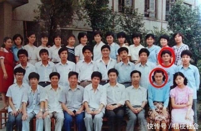 马云|马云30年前毕业照曝光,前排女同学实在太瞩目,网友:真绝了