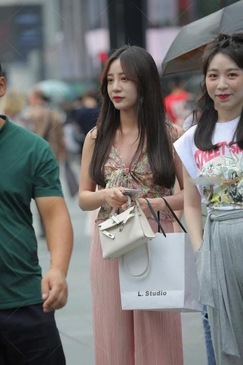 小姐姐 小姐姐“碎花裙子”,浪漫又端庄,尽显性感身材,回头率十足