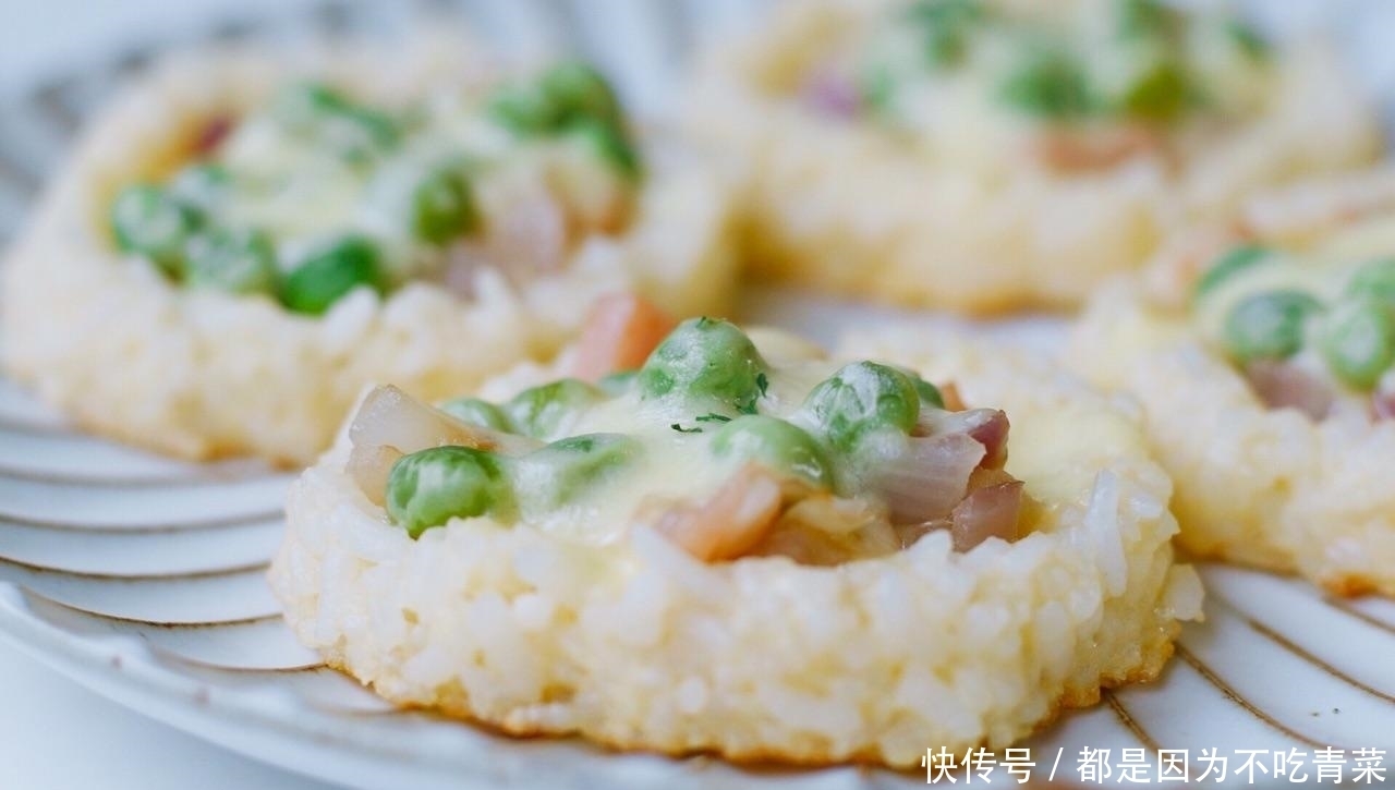 剩米饭别炒着吃了,加1个鸡蛋搅一搅,又酥又嫩,百吃不厌