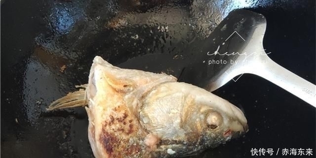 鱼头|煮鱼汤时,直接加水炖大错特错,牢记2个诀窍,鱼汤奶白色没腥味