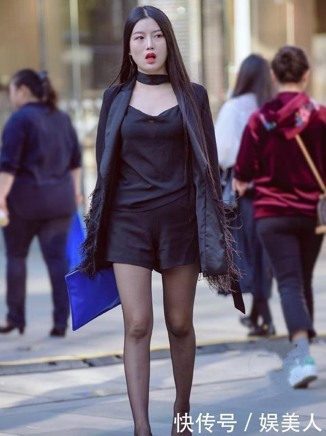 街拍黑色紧身上衣+黑色百褶裙+高筒靴,青春亮丽,美感十足