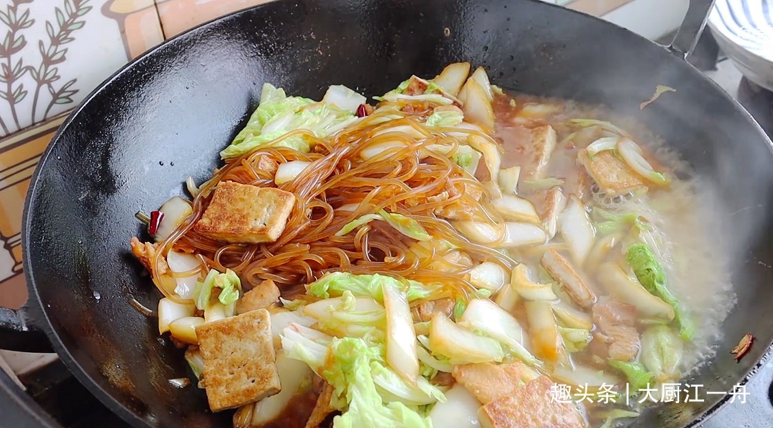 白菜炖豆腐怎样做才好吃原来做法有诀窍，一次炖一锅，太解馋了！
