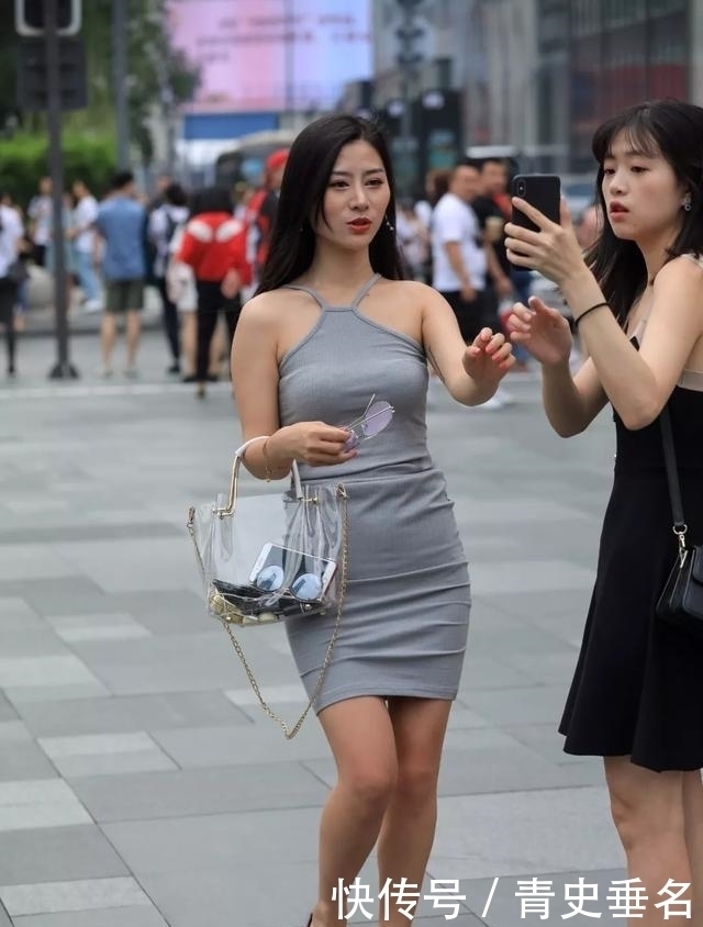 辣妈|街拍:一个很会穿搭的美女走在街上,气质很好