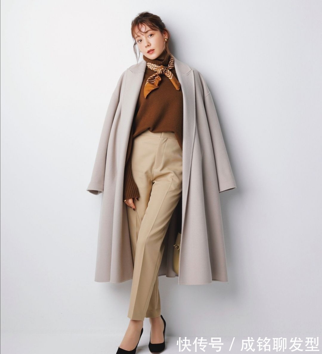 大衣 时髦又精致的中年女人,都喜欢“大衣+围巾、丝巾”,好看又高级