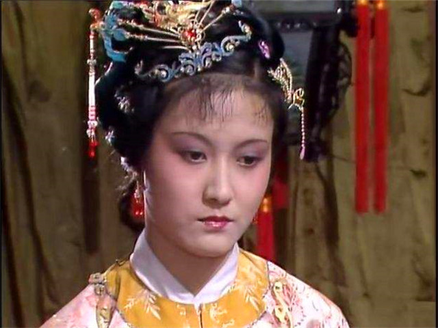 贾府@沉默寡言的迎春,却用这三个字称呼林黛玉,暴露了和她的真实关系